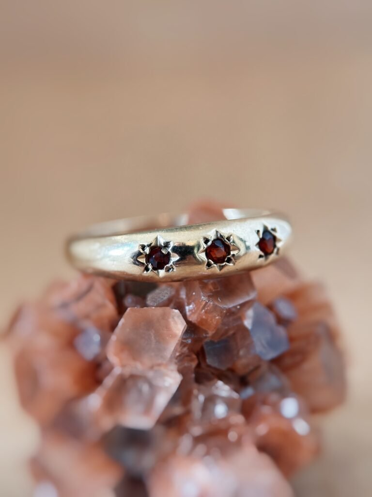 Vintage 9 karaat massief gouden ring met granaatjes in sterren gravure