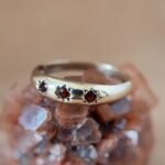 Vintage 9 karaat massief gouden ring met granaatjes in sterren gravure