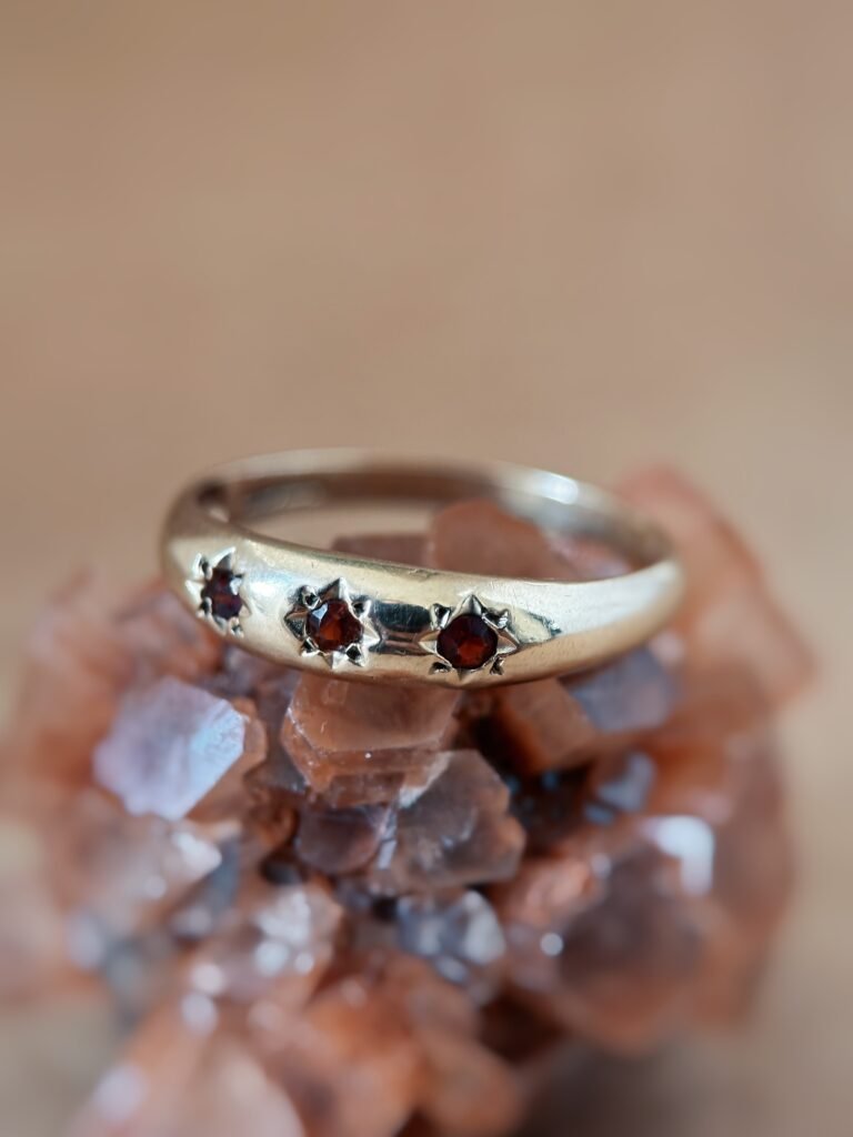 Vintage 9 karaat massief gouden ring met granaatjes in sterren gravure