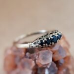 Vintage 9 karaat massief gouden ring met saffier en versieringen