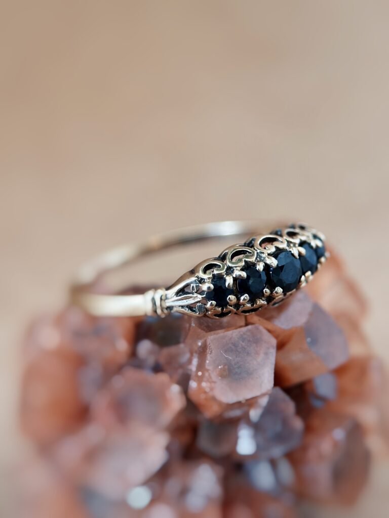 Vintage 9 karaat massief gouden ring met saffier en versieringen