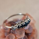 Vintage 9 karaat massief gouden ring met saffier en versieringen