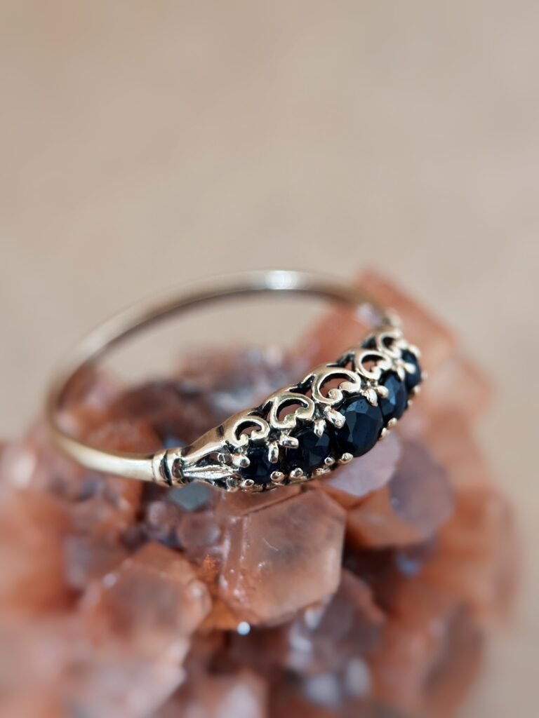 Vintage 9 karaat massief gouden ring met saffier en versieringen