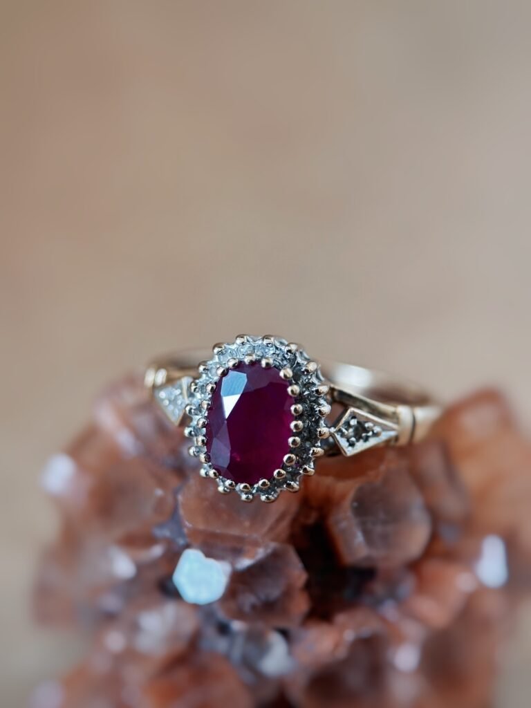 Vintage 9 karaat massief gouden cluster ring met een grote robijn en diamanten