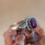 Vintage 9 karaat massief gouden cluster ring met een grote robijn en diamanten