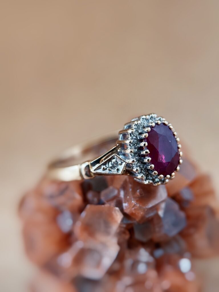 Vintage 9 karaat massief gouden cluster ring met een grote robijn en diamanten