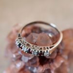 Vintage 9 karaat massief gouden ‘i love you’ stacking ring met granaatjes en zirkonia