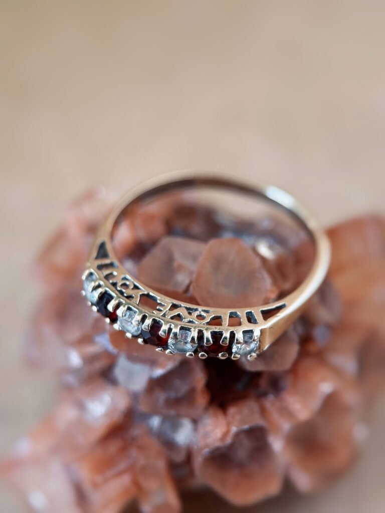 Vintage 9 karaat massief gouden ‘i love you’ stacking ring met granaatjes en zirkonia