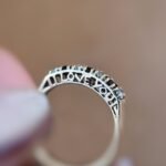Vintage 9 karaat massief gouden ‘i love you’ stacking ring met granaatjes en zirkonia