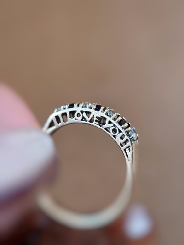 Vintage 9 karaat massief gouden ‘i love you’ stacking ring met granaatjes en zirkonia