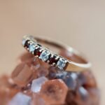 Vintage 9 karaat massief gouden ‘i love you’ stacking ring met granaatjes en zirkonia