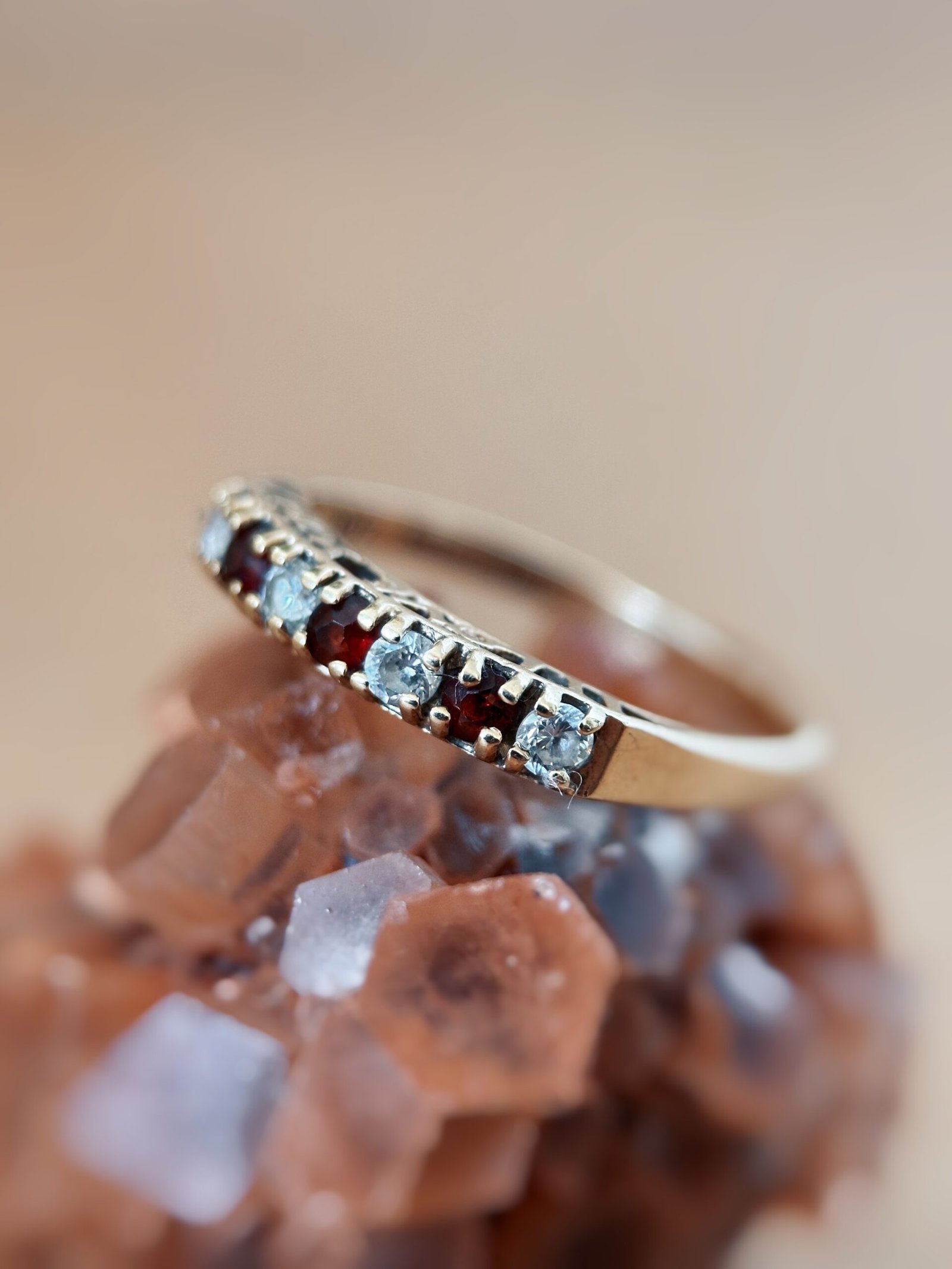 Vintage 9 karaat massief gouden ‘i love you’ stacking ring met granaatjes en zirkonia