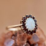 Vintage 9 karaat massief gouden custer ring met witte opaal en granaatjes