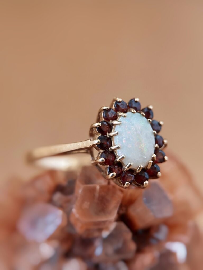 Vintage 9 karaat massief gouden custer ring met witte opaal en granaatjes