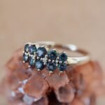 Vintage 9 karaat massief gouden ring met mystic topaas en diamant