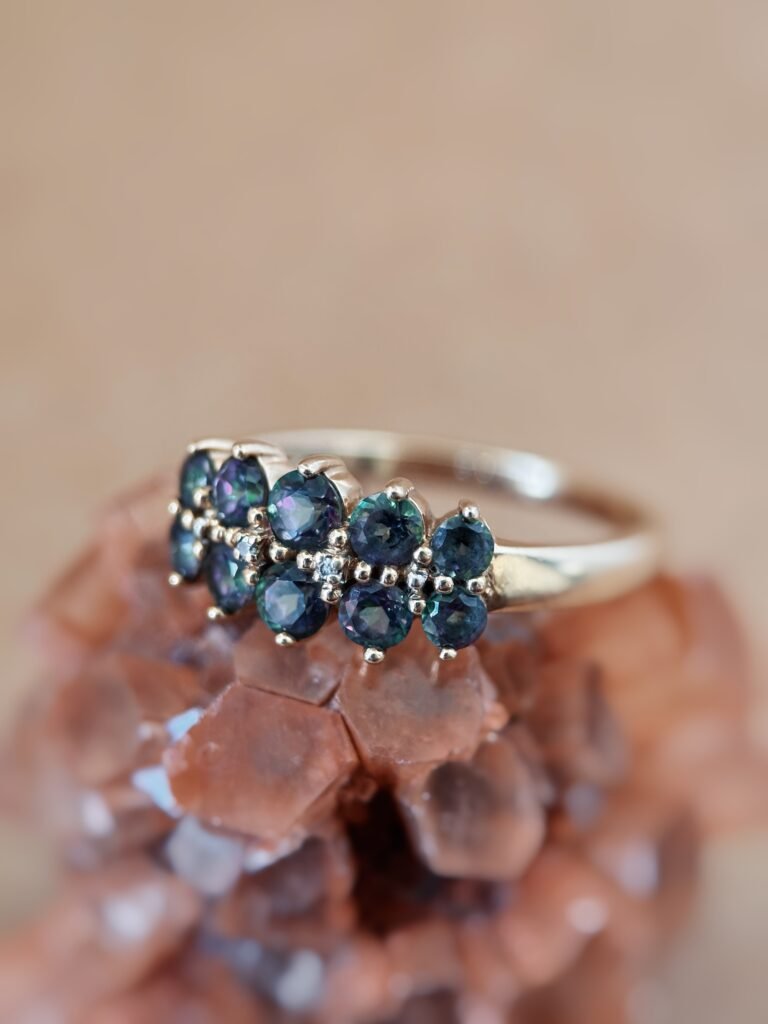 Vintage 9 karaat massief gouden ring met mystic topaas en diamant