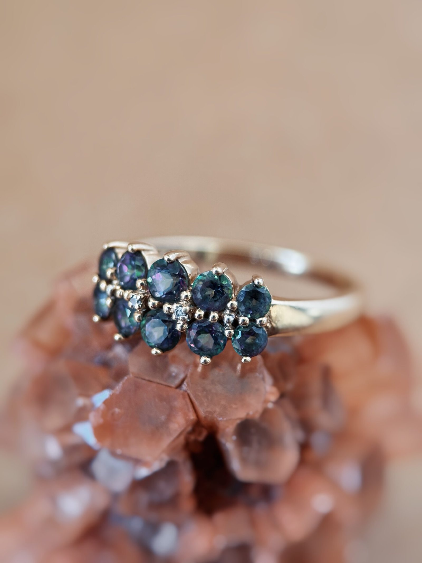 Vintage 9 karaat massief gouden ring met mystic topaas en diamant