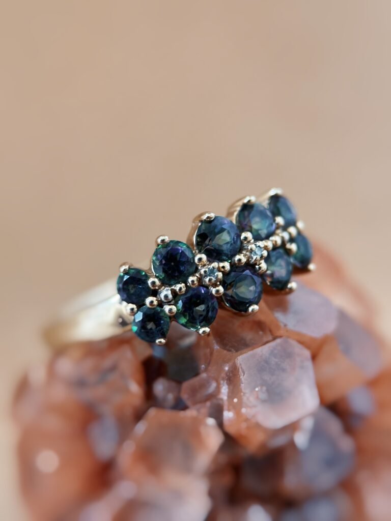 Vintage 9 karaat massief gouden ring met mystic topaas en diamant