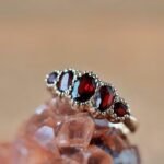 Vintage 9 karaat massief gouden five stone ring met granaat