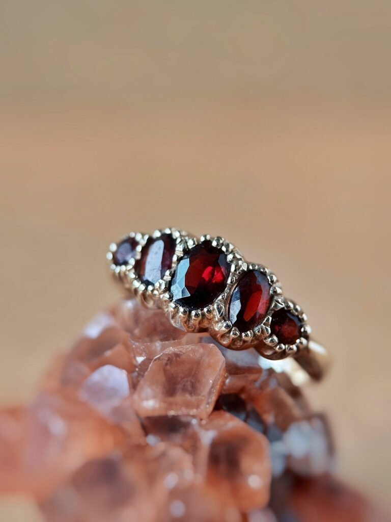 Vintage 9 karaat massief gouden five stone ring met granaat