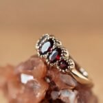 Vintage 9 karaat massief gouden five stone ring met granaat