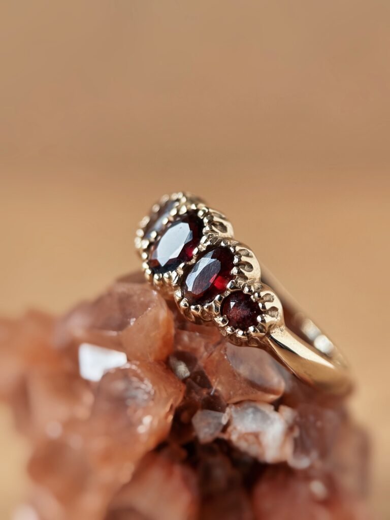 Vintage 9 karaat massief gouden five stone ring met granaat