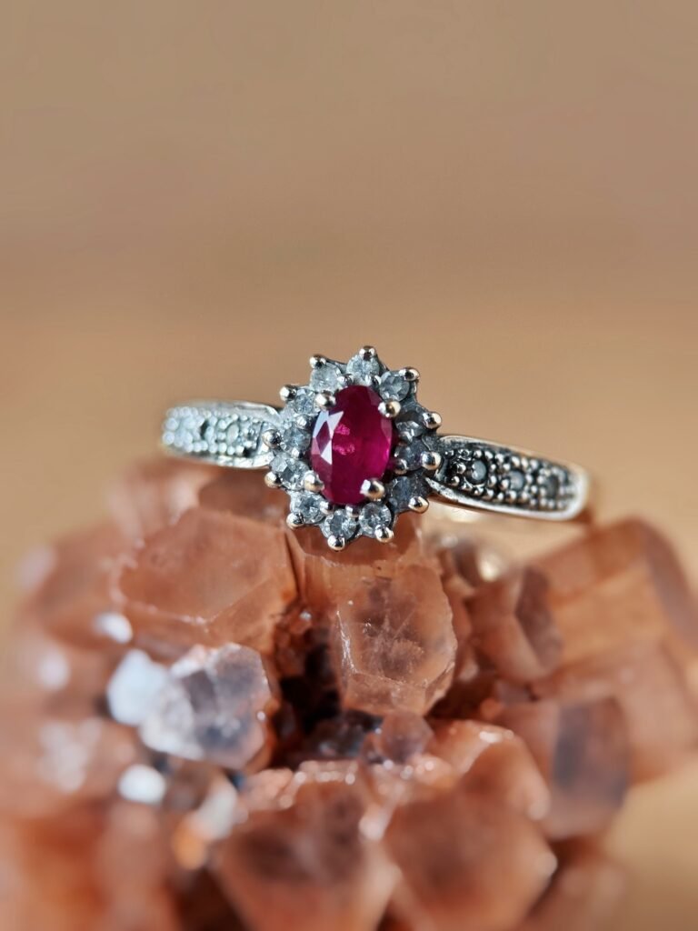 Vintage 9 karaat massief gouden cluster ring met roze robijn edelsteen en diamanten