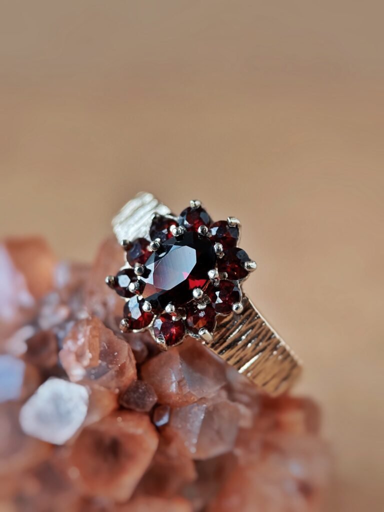 Vintage 9 karaat massief gouden cluster ring met granaat