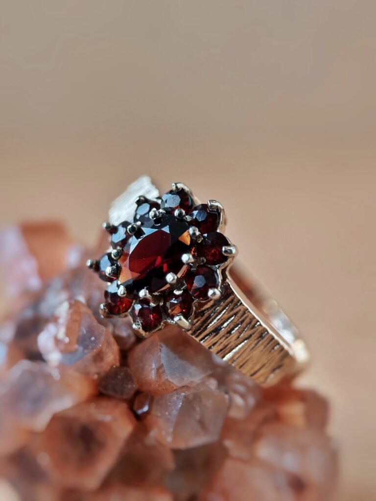 Vintage 9 karaat massief gouden cluster ring met granaat