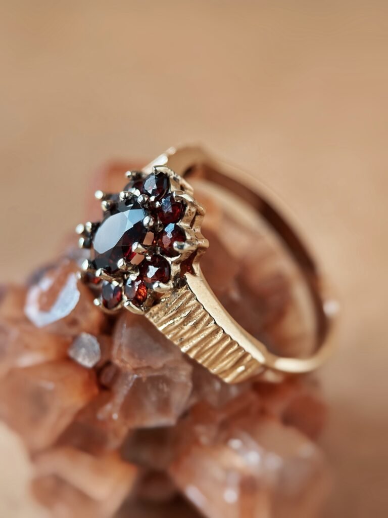 Vintage 9 karaat massief gouden cluster ring met granaat