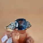 Vintage 9 karaat massief gouden ring met blauwe cushion geslepen saffier edelsteen en diamanten op de schouders