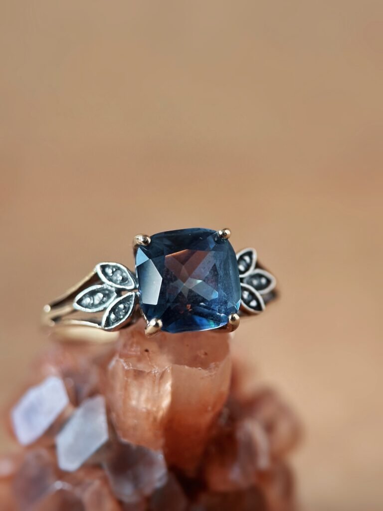 Vintage 9 karaat massief gouden ring met blauwe cushion geslepen saffier edelsteen en diamanten op de schouders