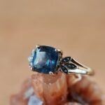 Vintage 9 karaat massief gouden ring met blauwe cushion geslepen saffier edelsteen en diamanten op de schouders