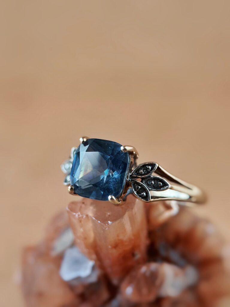 Vintage 9 karaat massief gouden ring met blauwe cushion geslepen saffier edelsteen en diamanten op de schouders