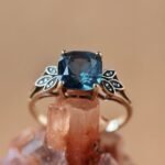 Vintage 9 karaat massief gouden ring met blauwe cushion geslepen saffier edelsteen en diamanten op de schouders