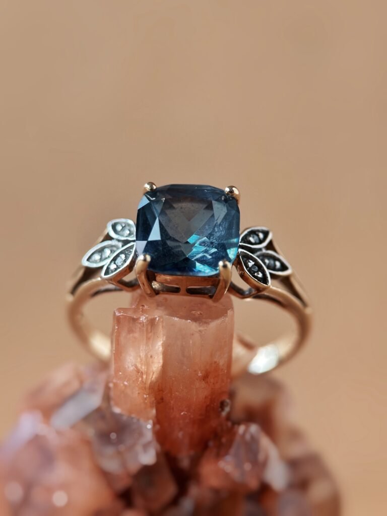 Vintage 9 karaat massief gouden ring met blauwe cushion geslepen saffier edelsteen en diamanten op de schouders
