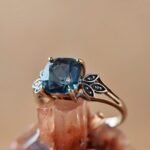 Vintage 9 karaat massief gouden ring met blauwe cushion geslepen saffier edelsteen en diamanten op de schouders