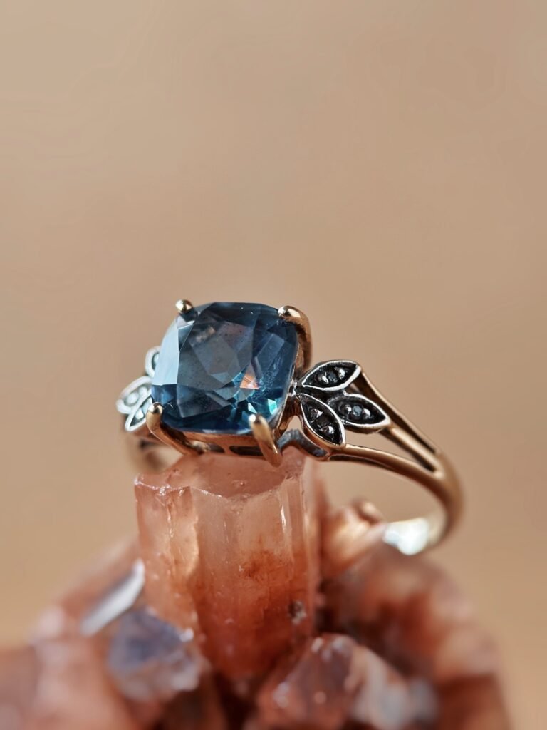 Vintage 9 karaat massief gouden ring met blauwe cushion geslepen saffier edelsteen en diamanten op de schouders