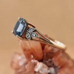 Vintage 9 karaat massief gouden ring met blauwe cushion geslepen saffier edelsteen en diamanten op de schouders