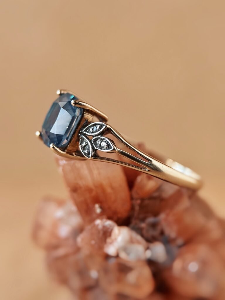 Vintage 9 karaat massief gouden ring met blauwe cushion geslepen saffier edelsteen en diamanten op de schouders