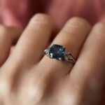 Vintage 9 karaat massief gouden ring met blauwe cushion geslepen saffier edelsteen en diamanten op de schouders Om hand