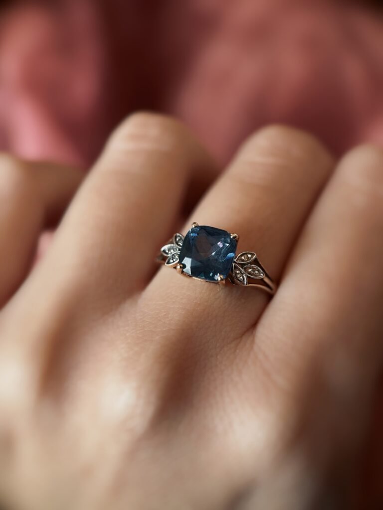Vintage 9 karaat massief gouden ring met blauwe cushion geslepen saffier edelsteen en diamanten op de schouders Om hand