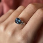 Vintage 9 karaat massief gouden ring met blauwe cushion geslepen saffier edelsteen en diamanten op de schouders Om hand