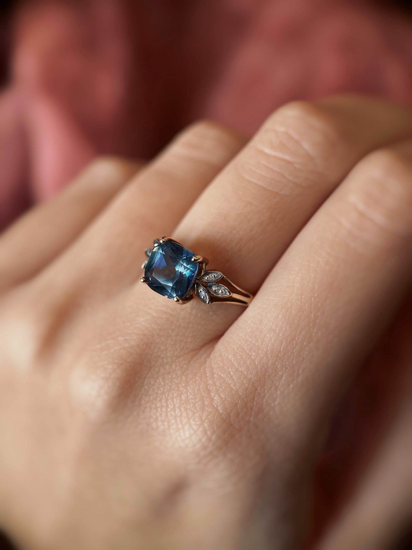 Vintage 9 karaat massief gouden ring met blauwe cushion geslepen saffier edelsteen en diamanten op de schouders Om hand