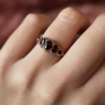 Vintage 9 karaat massief gouden five stone ring met granaat Om hand