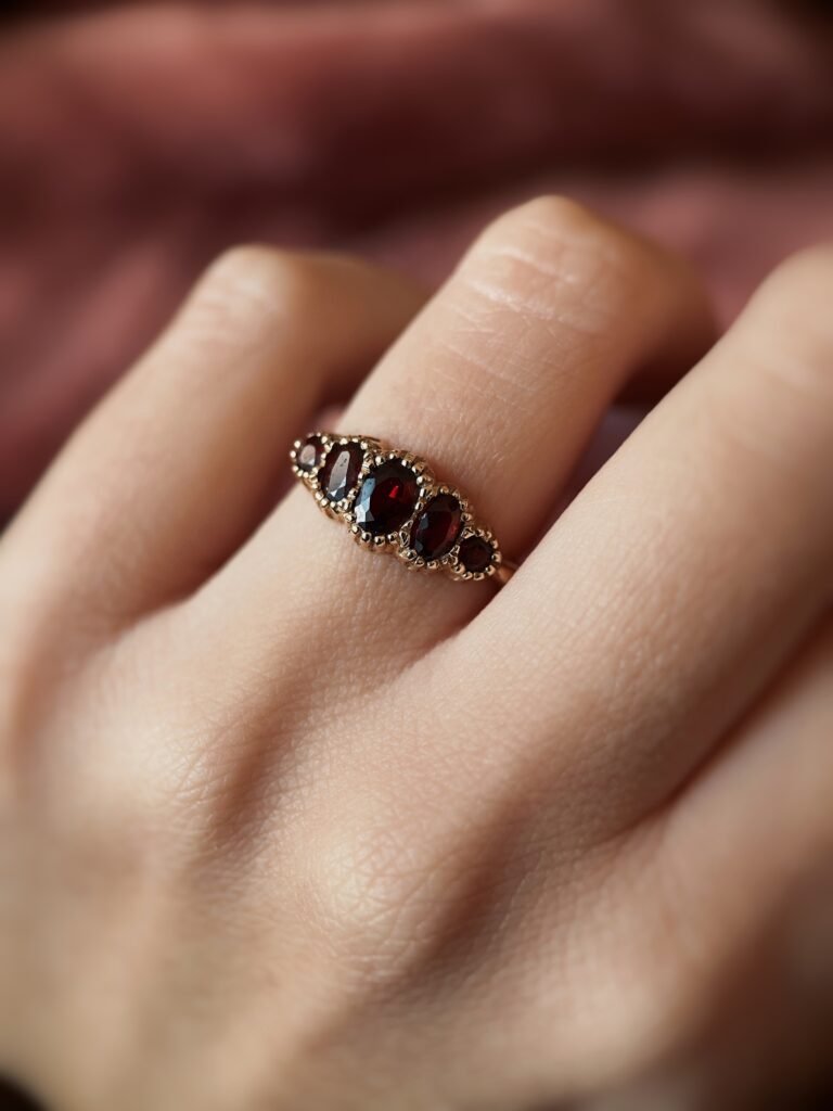 Vintage 9 karaat massief gouden five stone ring met granaat Om hand