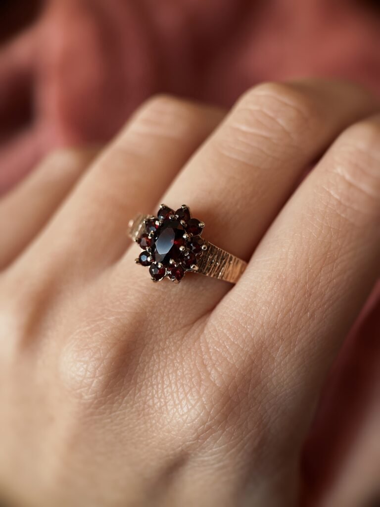 Vintage 9 karaat massief gouden cluster ring met granaat Om hand