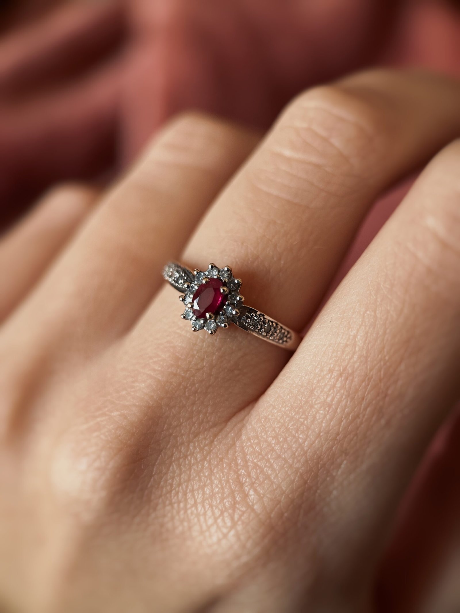 Vintage 9 karaat massief gouden cluster ring met roze robijn edelsteen en diamanten