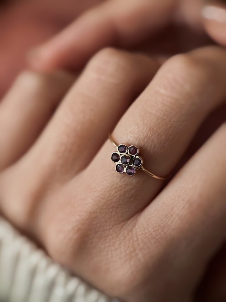 VIntage 9 carat solid gold cluster ring with rubies