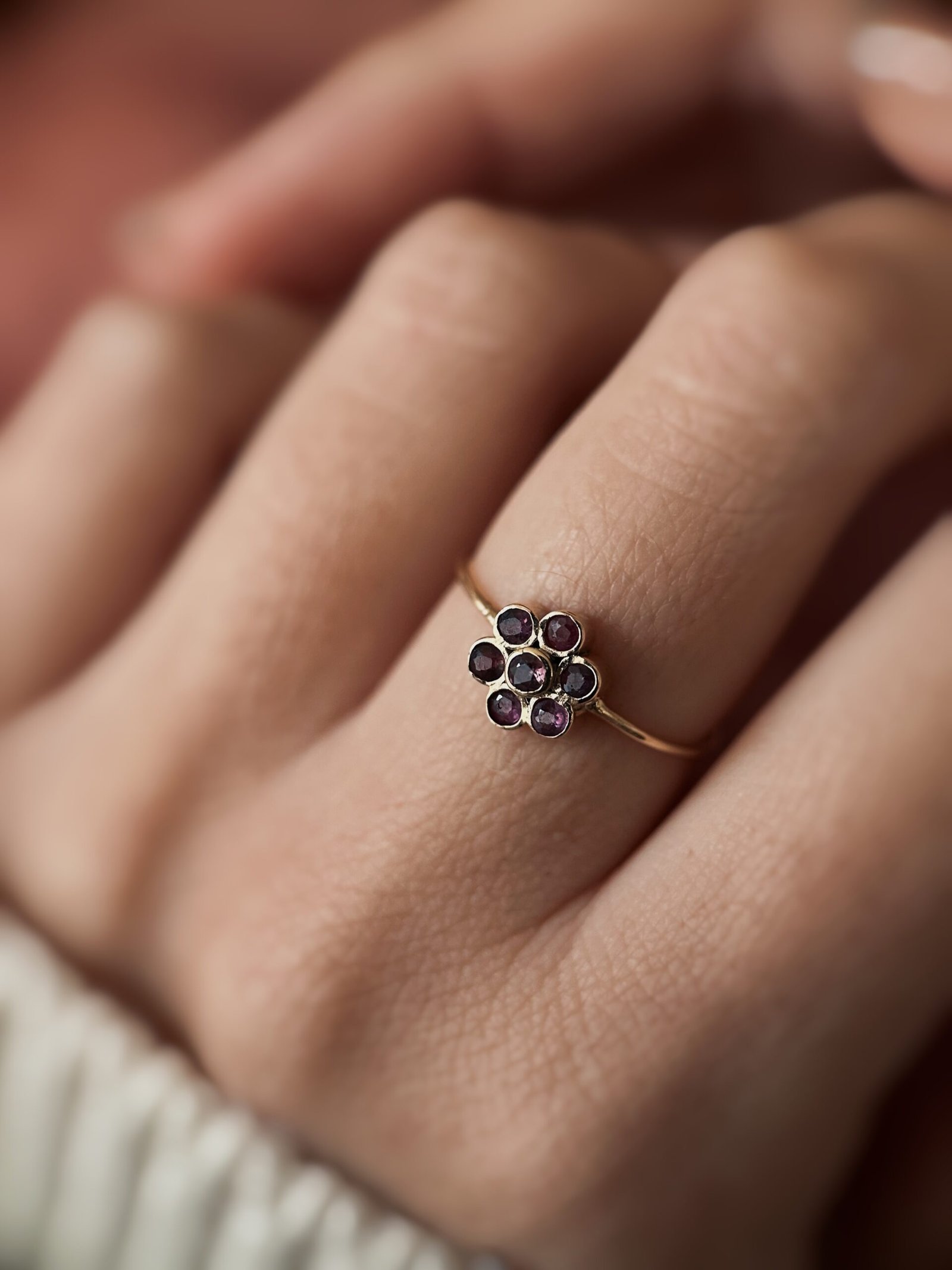 VIntage 9 carat solid gold cluster ring with rubies